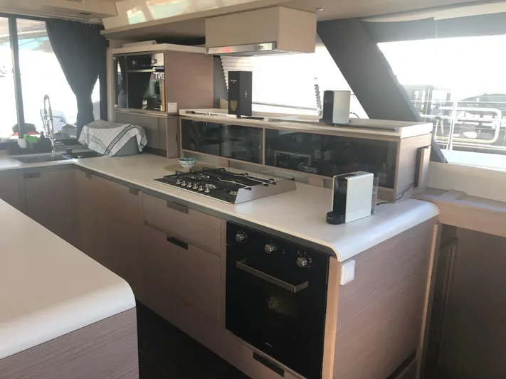  Yacht Photos Pics Fountaine Pajot Power 67 - D Yachts