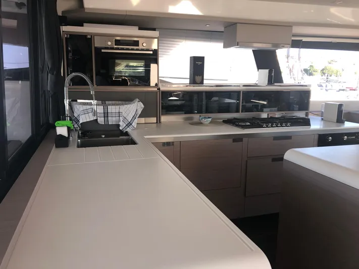  Yacht Photos Pics Fountaine Pajot Power 67 - D Yachts