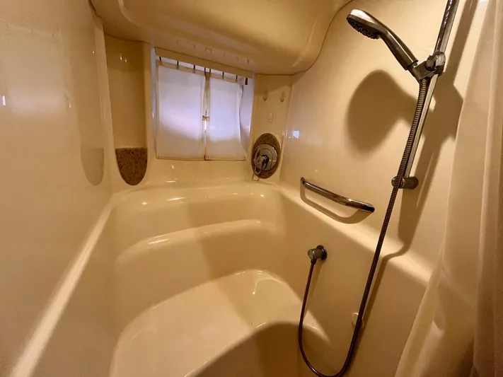 At Last Yacht Photos Pics 2004 Sea Ray 420 Sundancer shower area with handheld showerhead and built-in seating.