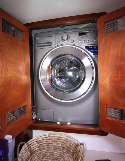 Nogal Yacht Photos Pics Washer, port hull workroom