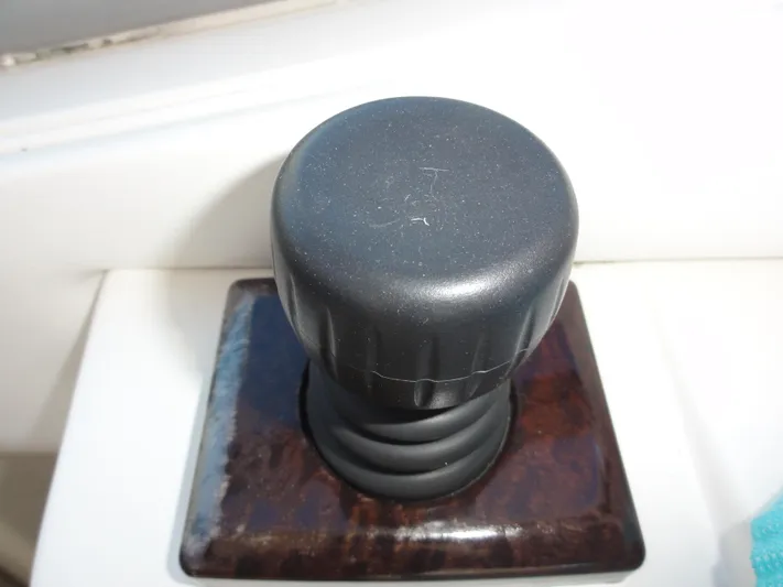 Sar Erinity Yacht Photos Pics Black control knob on 2009 Sea Ray 310 Sundancer boat.