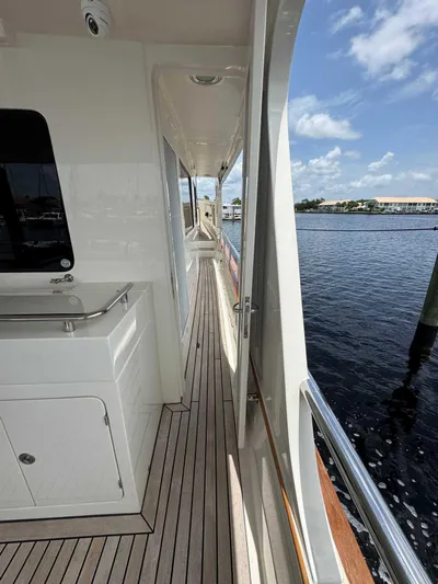 Lady Lee Yacht Photos Pics Stbd Walkway