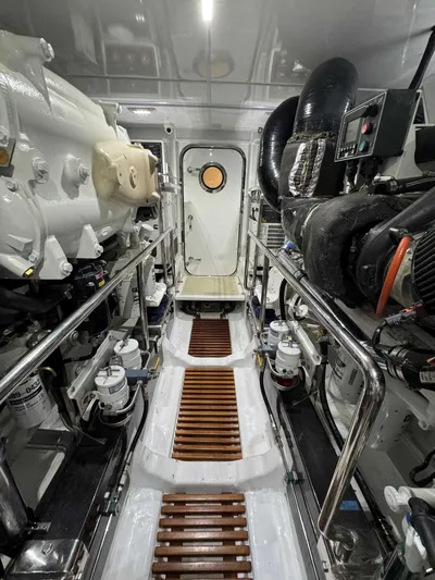 Lady Lee Yacht Photos Pics Engine Room Looking Aft