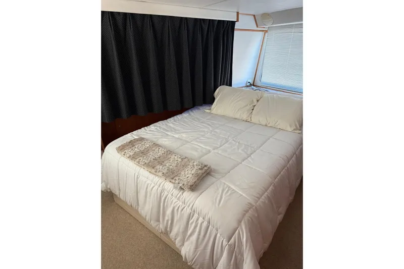 Ski Breeze Yacht Photos Pics Cozy bedroom in 1996 Harbor Master 52 Wide Body yacht with white bedding.