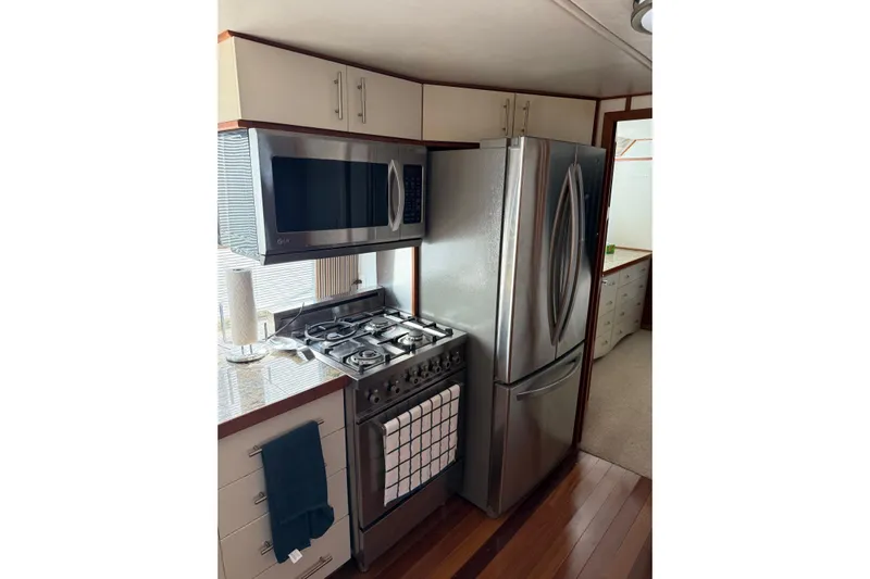 Ski Breeze Yacht Photos Pics Modern kitchen in 1996 Harbor Master 52 Wide Body houseboat with stainless steel appliances.