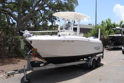 Robalo R222 Center Console