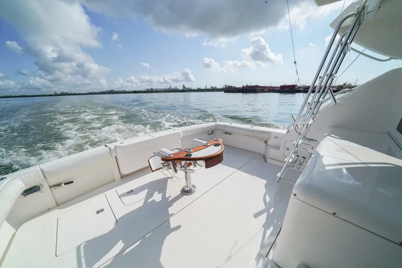 Smoker II Yacht Photos Pics 2007 Bertram 510 Convertible yacht deck, featuring a fishing chair, cruising on open water.