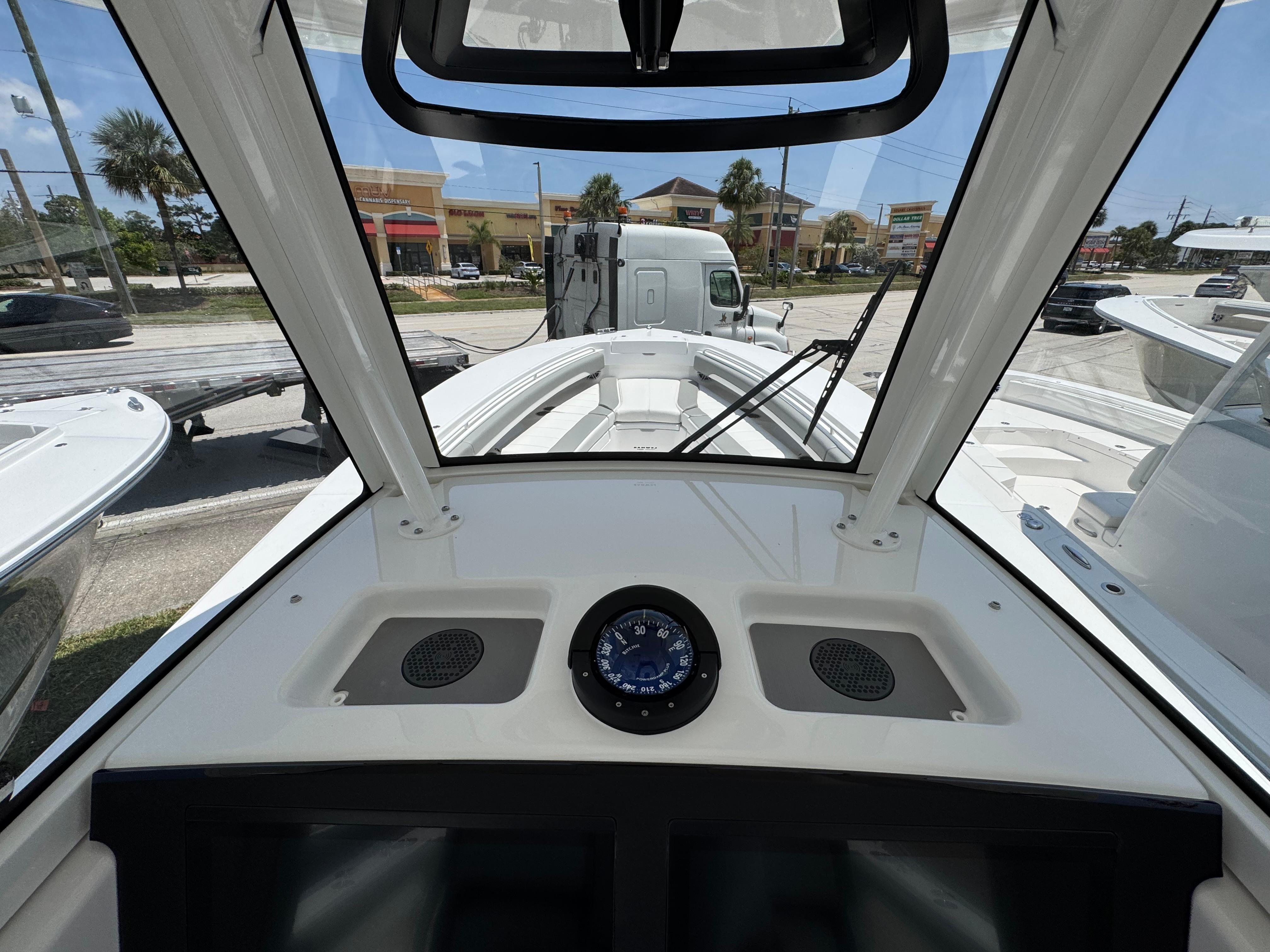 2025 Regulator 28 - Image 9