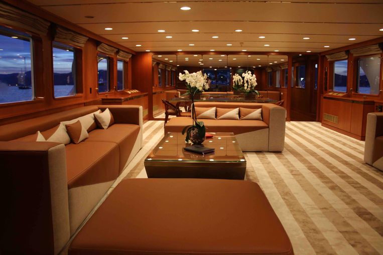 1980-131-3-feadship