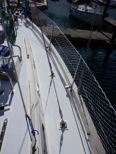 Tapawingo Yacht Photos Pics 1998 Pacific Seacraft 40 sailboat deck with safety netting at marina.