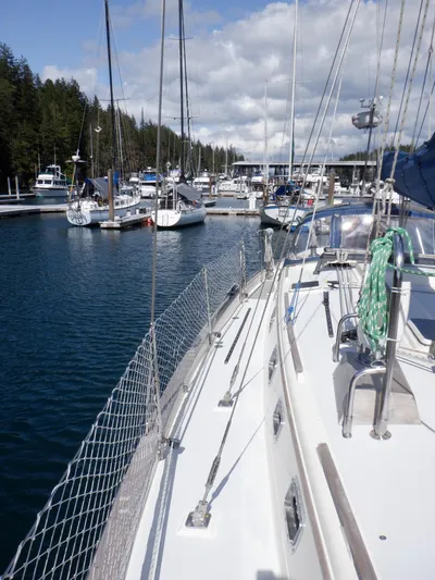 Tapawingo Yacht Photos Pics 1998 Pacific Seacraft 40 sailboat docked in a marina with other boats.
