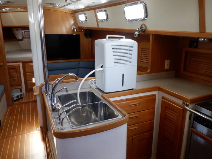 Tapawingo Yacht Photos Pics Interior of 1998 Pacific Seacraft 40 yacht with kitchen and seating area.