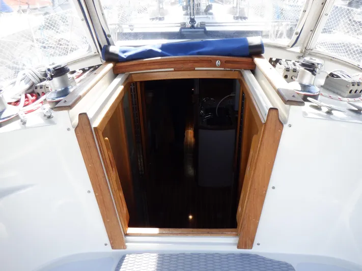 Tapawingo Yacht Photos Pics 1998 Pacific Seacraft 40 sailboat cabin entrance with wooden trim and nautical equipment.