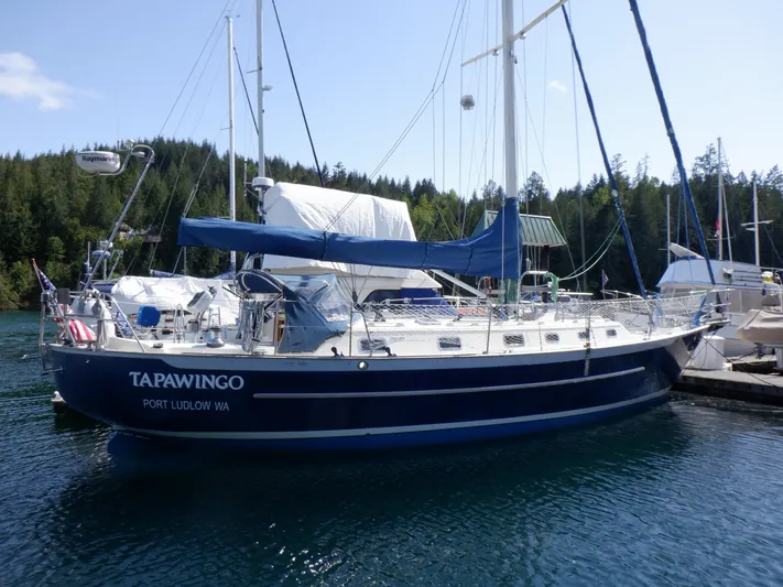 Tapawingo Yacht Photos Pics 1998 Pacific Seacraft 40 sailboat docked in a scenic marina.