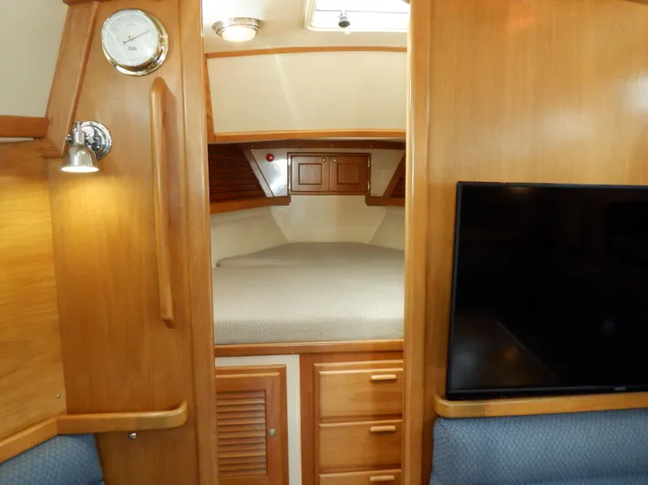 Tapawingo Yacht Photos Pics Interior of 1998 Pacific Seacraft 40 sailboat with cozy cabin and wooden furnishings.