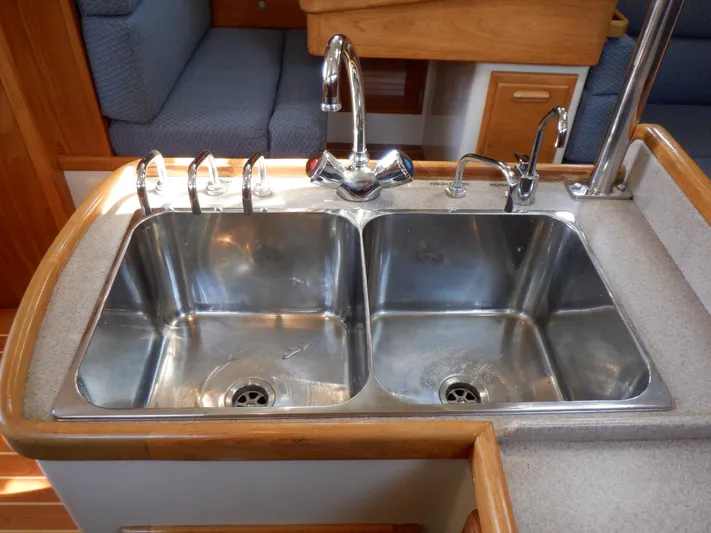 Tapawingo Yacht Photos Pics Double stainless steel sink in 1998 Pacific Seacraft 40 yacht kitchen.