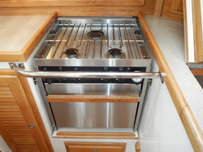 Tapawingo Yacht Photos Pics Stainless steel stove in 1998 Pacific Seacraft 40 yacht kitchen.