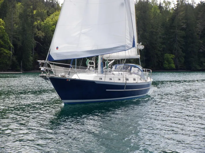 Tapawingo Yacht Photos Pics Sailing yacht Pacific Seacraft 40, 1998 model, cruising on a serene lake.