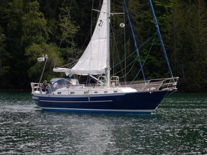 Tapawingo Yacht Photos Pics Sailing yacht Pacific Seacraft 40, 1998 model, cruising on a serene lake.