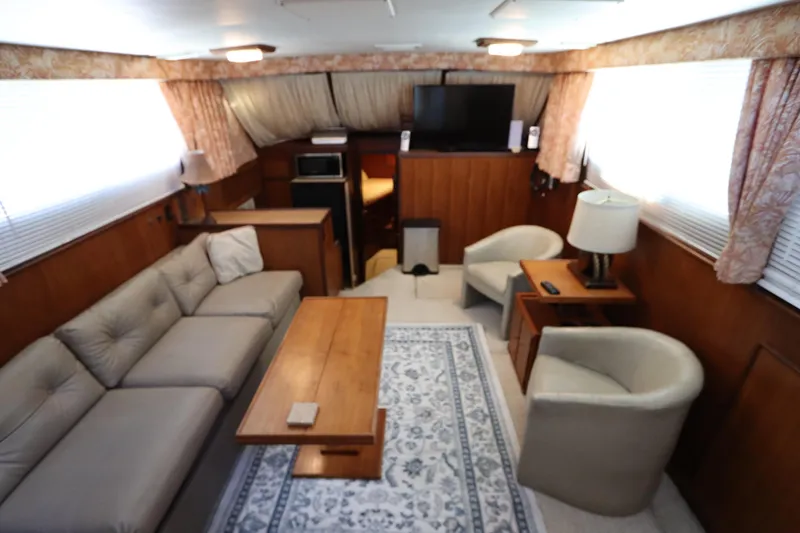 Sea Breeze Yacht Photos Pics Interior of 1985 Hatteras 43 Motor Yacht with cozy seating and elegant decor.