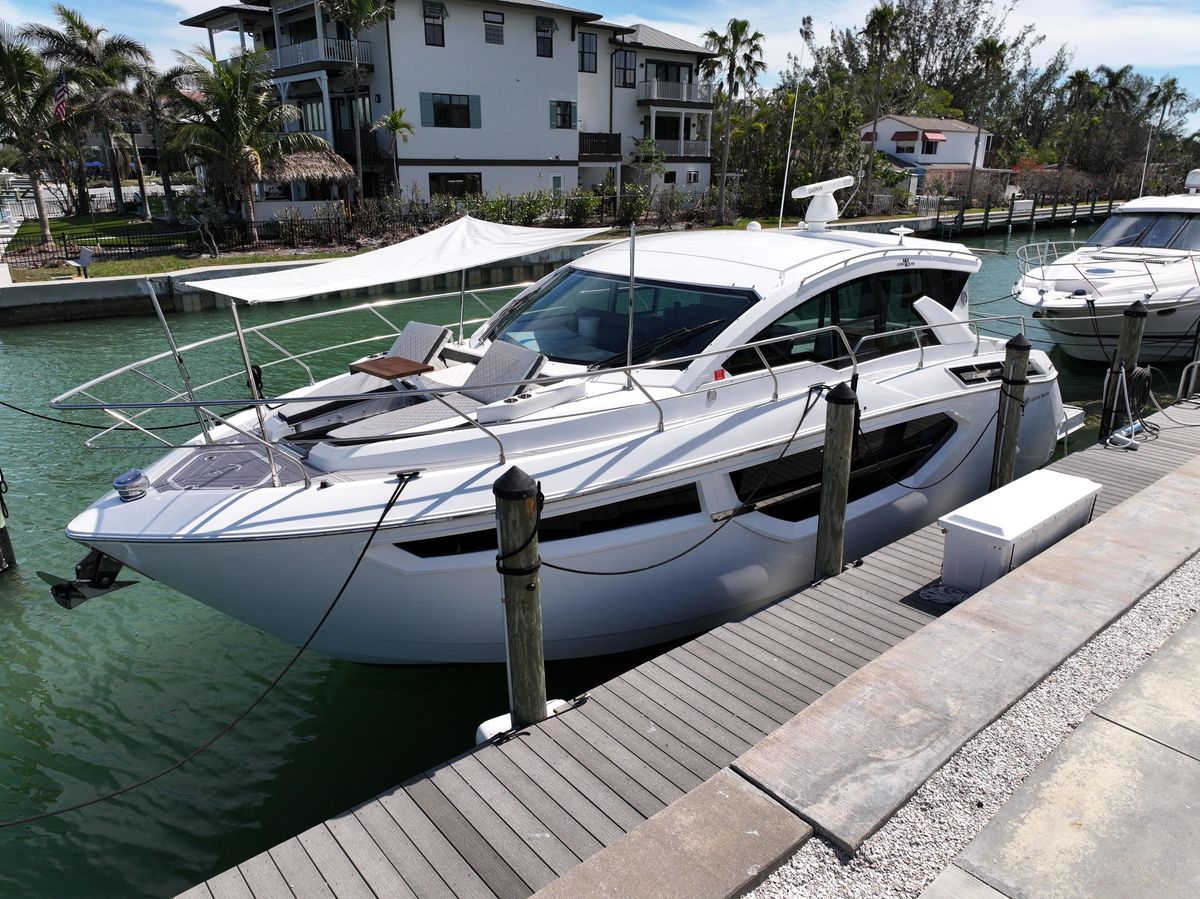 2019 Cruisers Yachts 43 