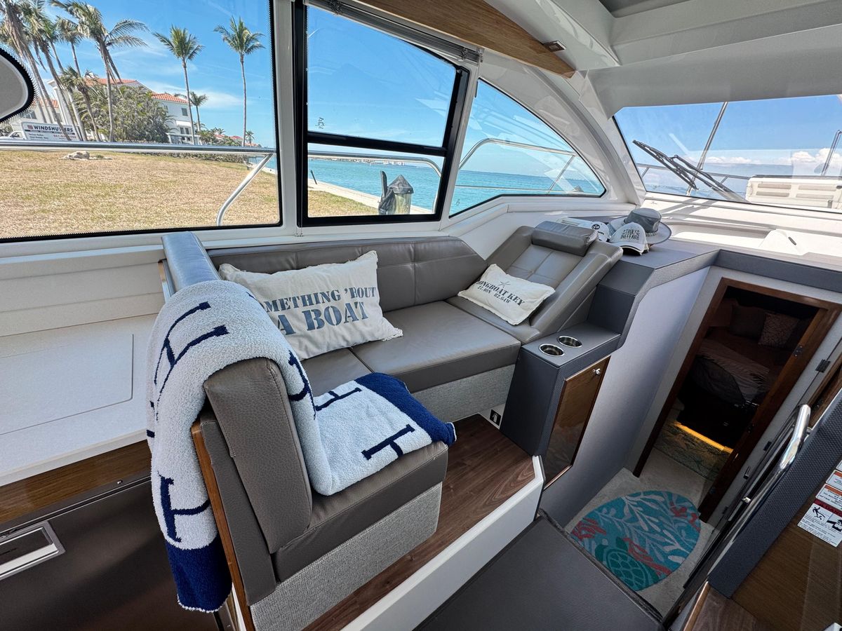 2019 Cruisers Yachts 43 