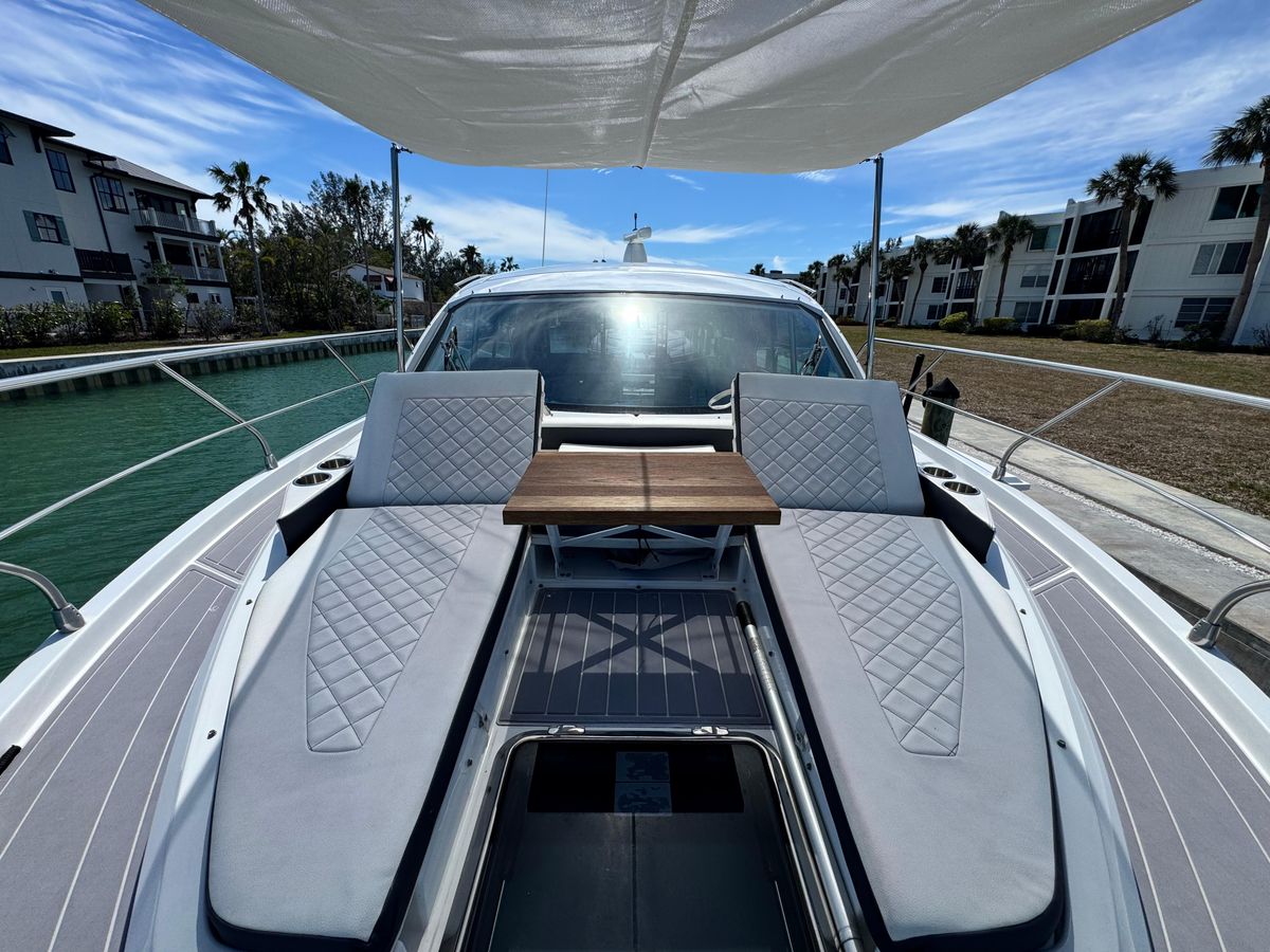 2019 Cruisers Yachts 43 