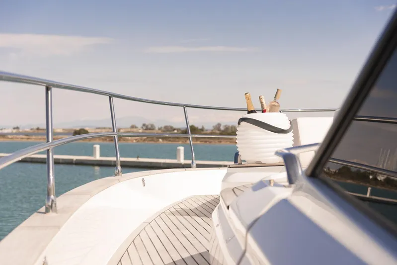  Yacht Photos Pics Luxury yacht Greenline OceanClass 68, 2021, with drinks on deck, cruising on calm waters.