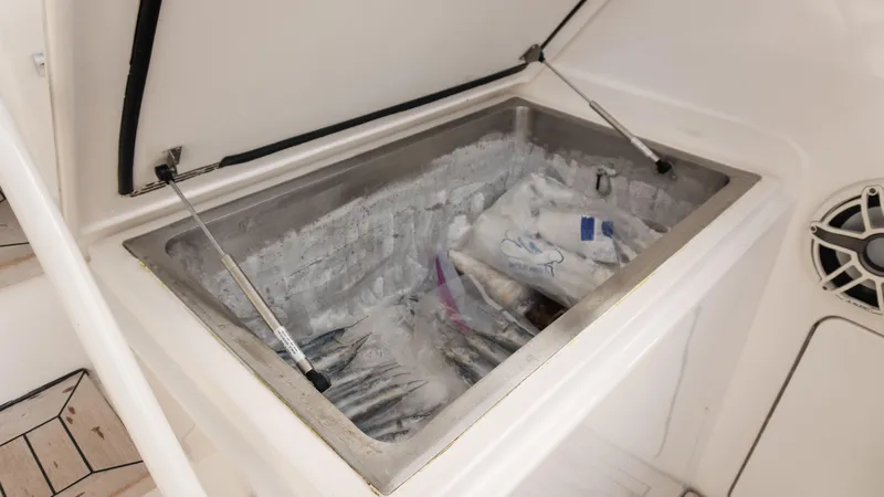 Chill 'n Yacht Photos Pics Open fish storage compartment on 2003 Bertram 67 Convertible boat.