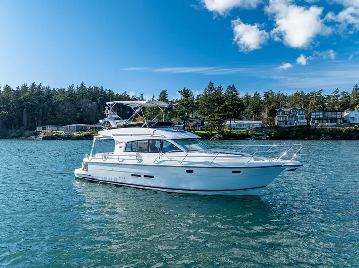 Duet Yacht Photos Pics 
