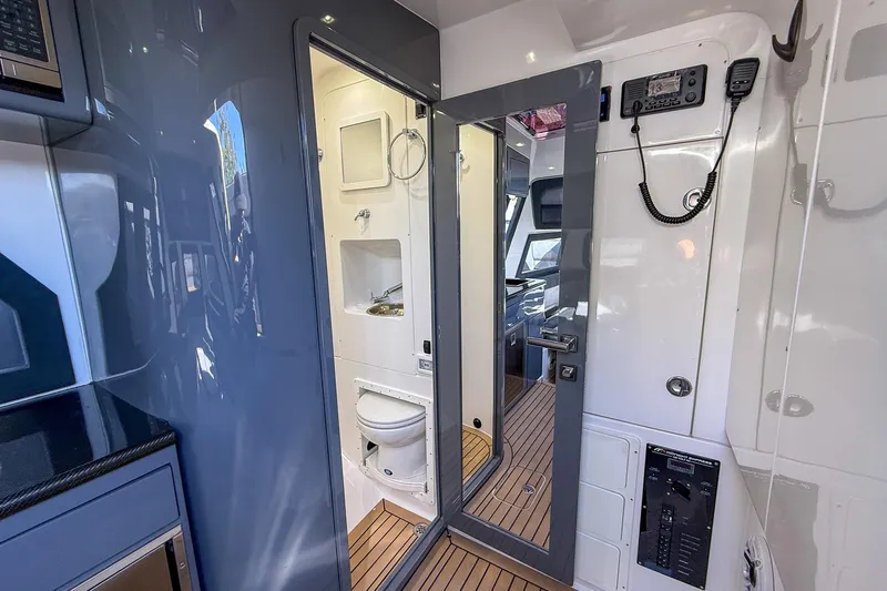  Yacht Photos Pics Interior of 2023 Midnight Express 43 Solstice boat, featuring a compact bathroom and modern amenities.