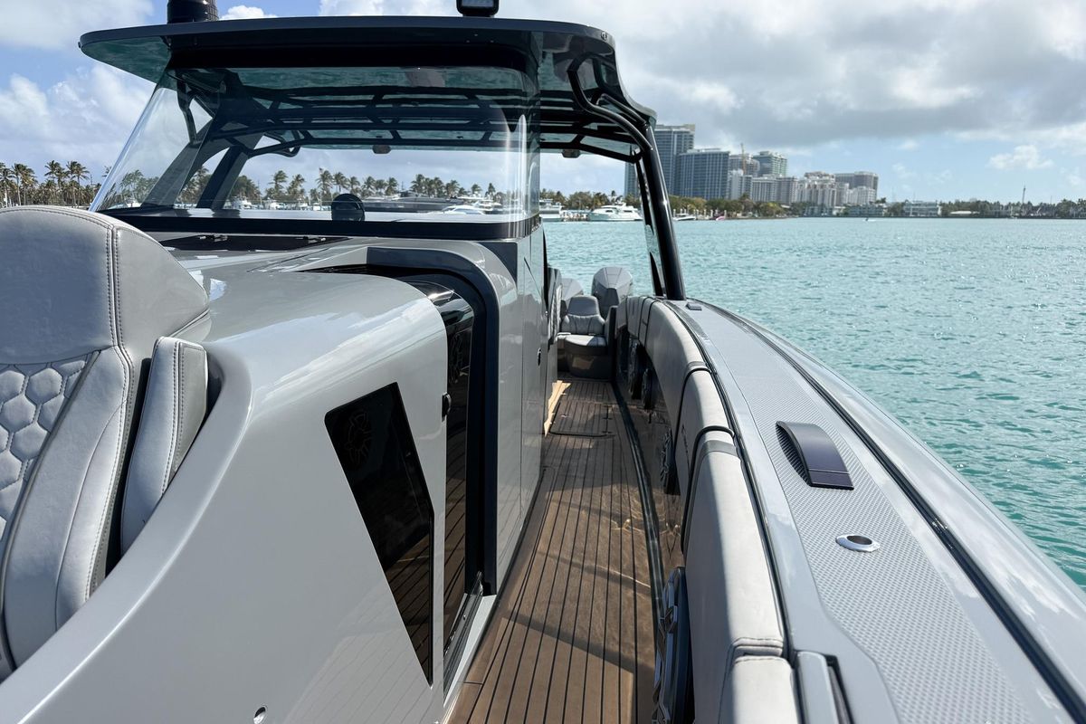 2023 Midnight Express 43 