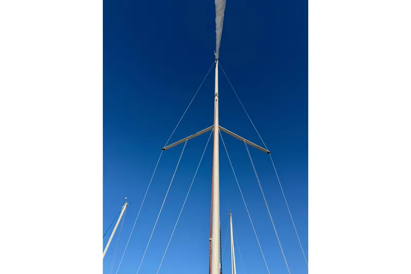  Yacht Photos Pics Mast of 2020 Beneteau Oceanis 30.1 sailboat against clear blue sky.