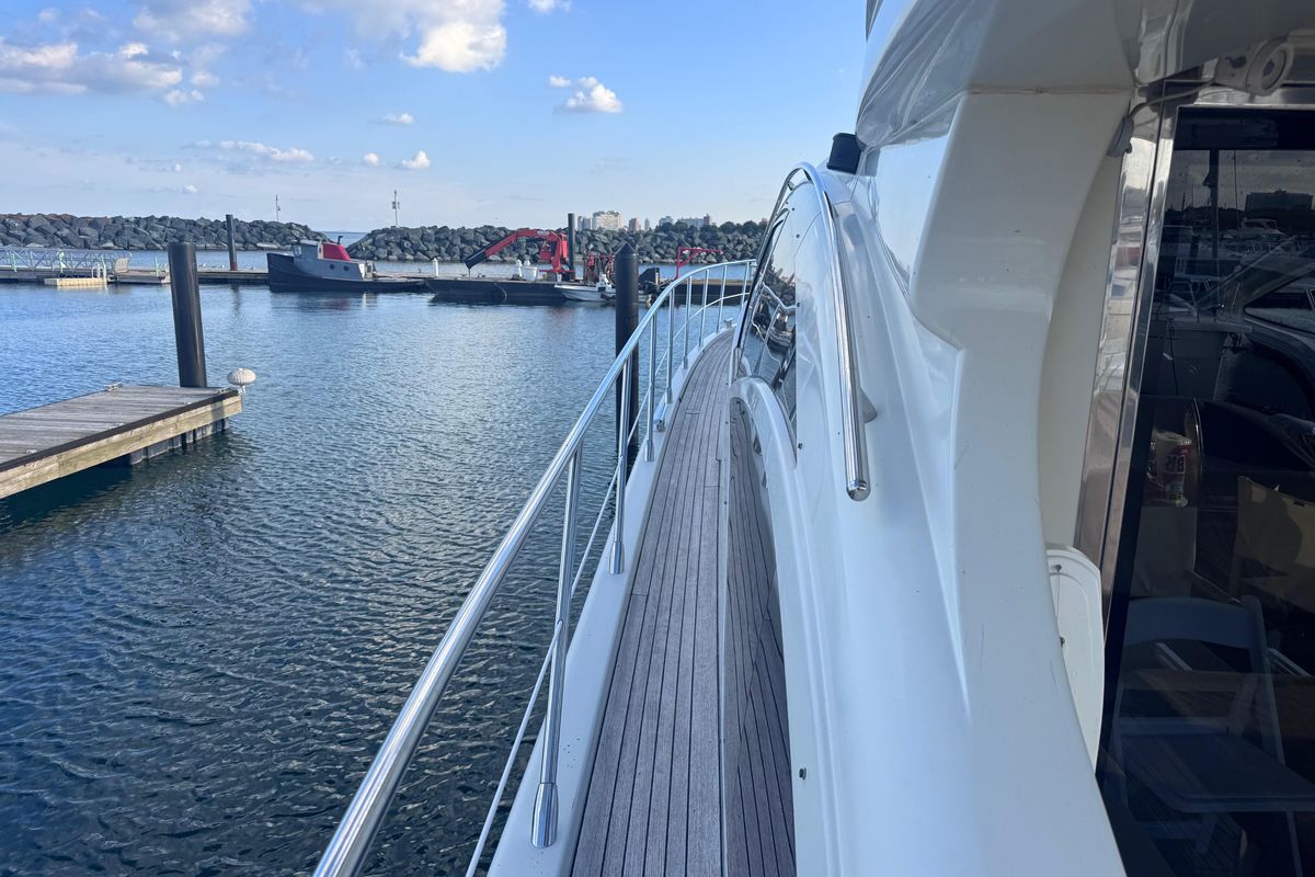 2006 Azimut 68 