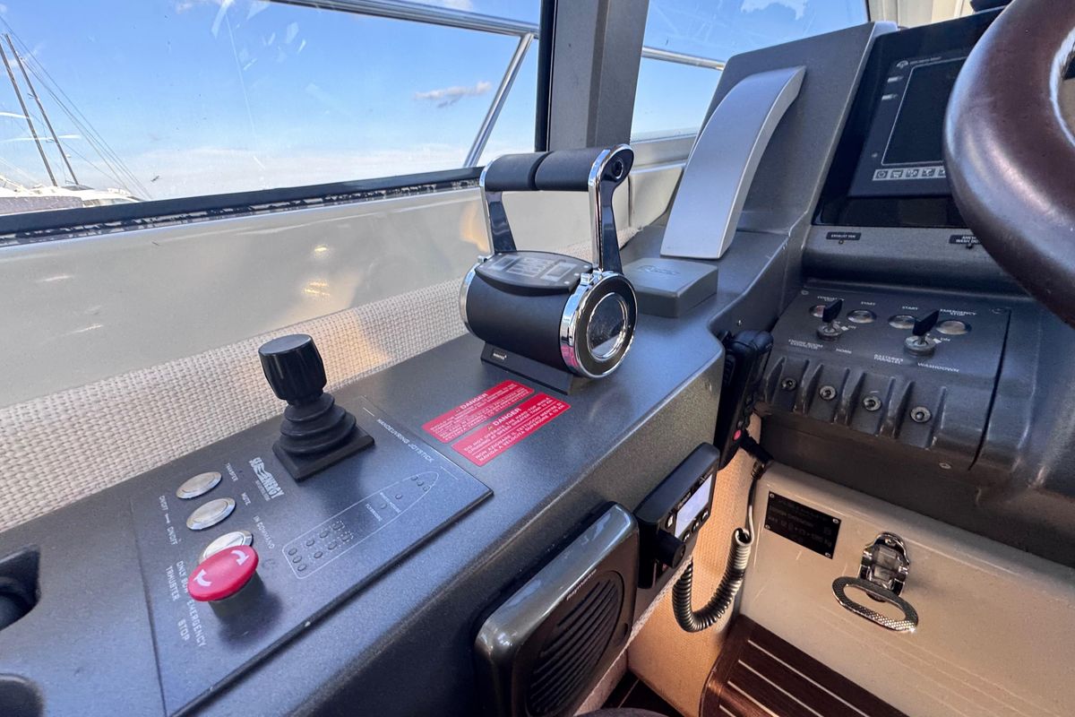 2006 Azimut 68 