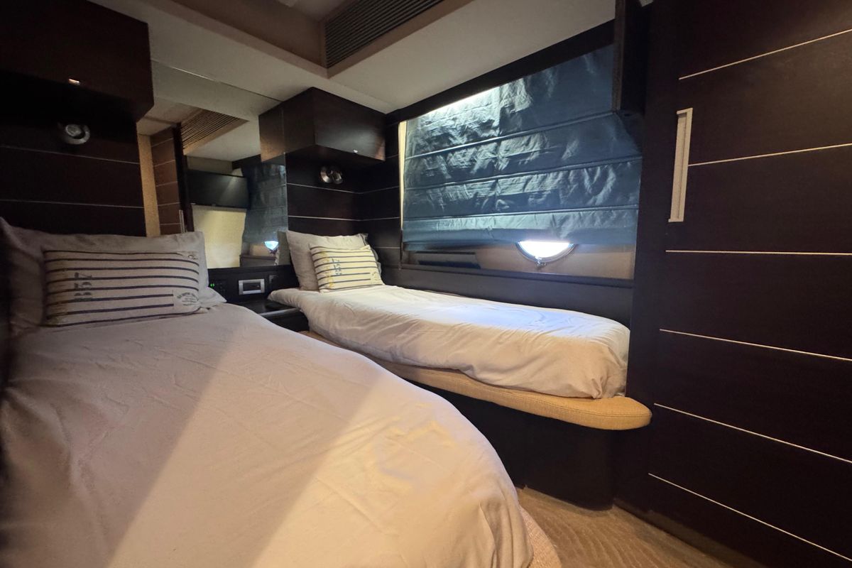 2006 Azimut 68 