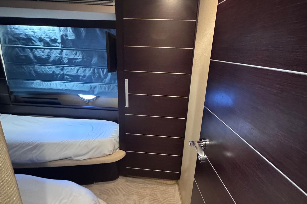 2006 Azimut 68 