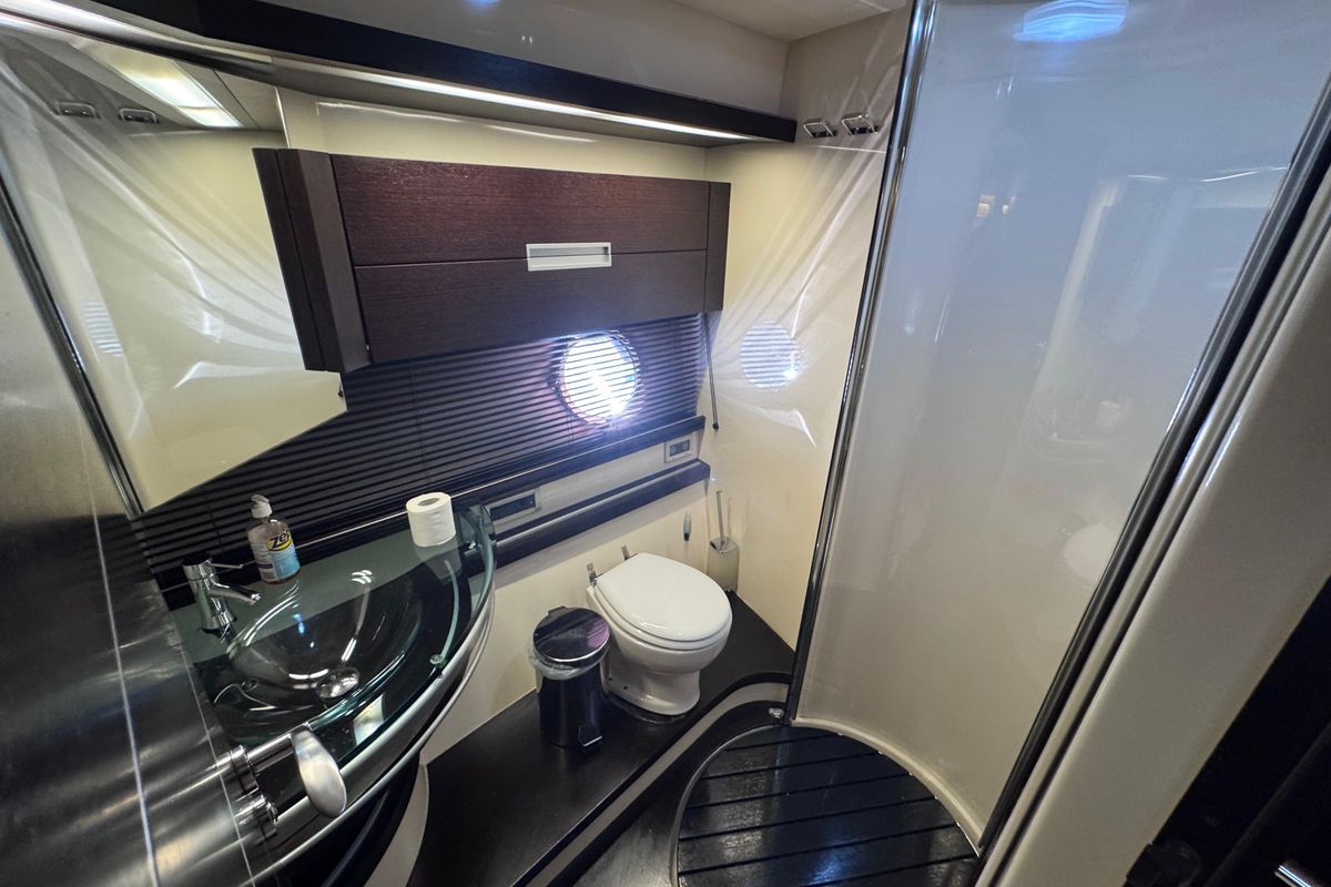 2006 Azimut 68 