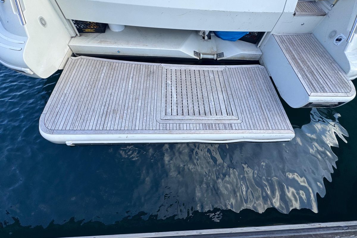 2006 Azimut 68 