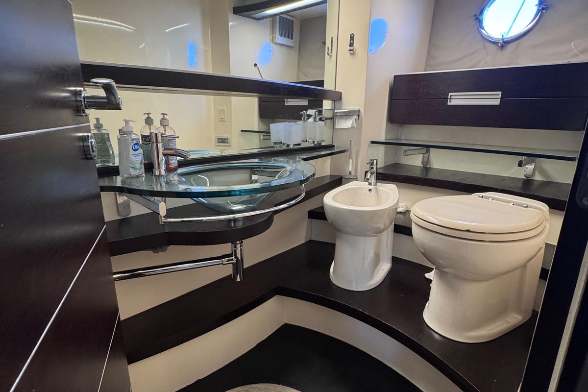 2006 Azimut 68 