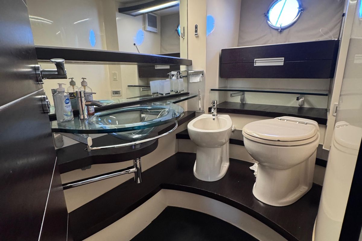 2006 Azimut 68 