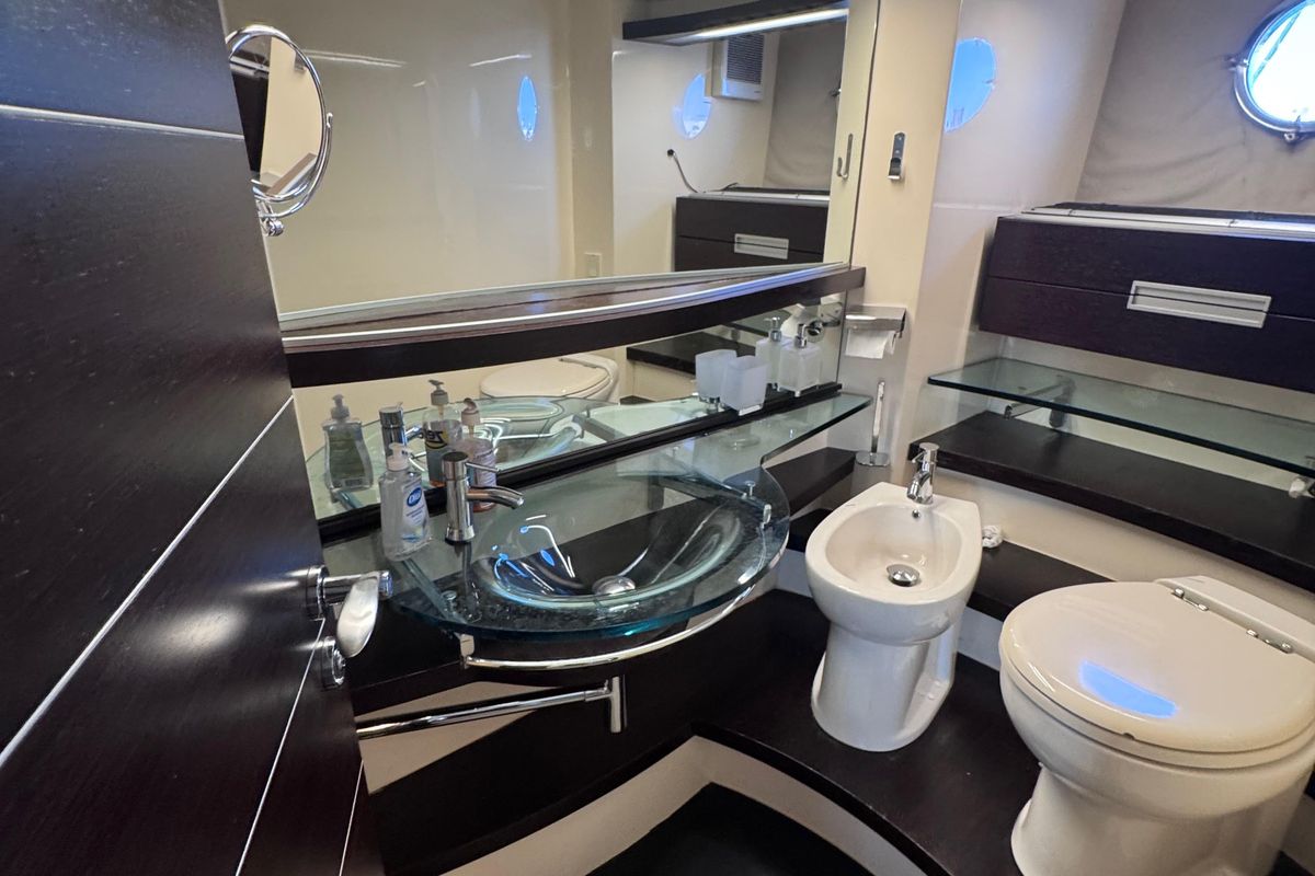 2006 Azimut 68 