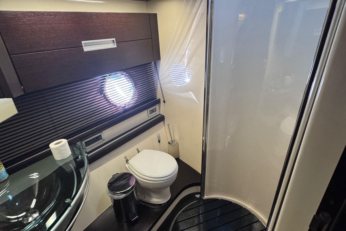 2006 Azimut 68 