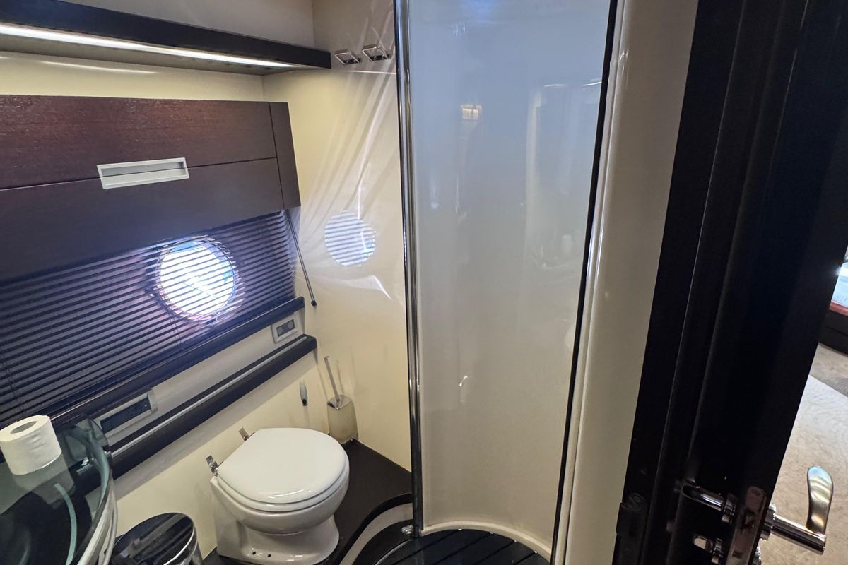 2006 Azimut 68 