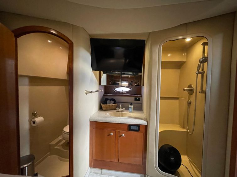 2004-46-9-cruisers-yachts-440-express