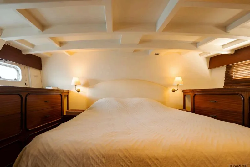 Deramore Yacht Photos Pics Luxurious 1971 Dagless Ambassador yacht bedroom with cozy lighting and elegant wood furnishings.