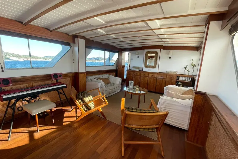 Deramore Yacht Photos Pics Luxurious 1971 Dagless Ambassador yacht interior with elegant wood paneling and modern furnishings.