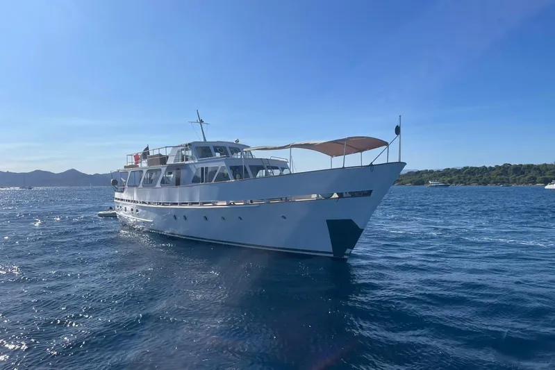 Deramore Yacht Photos Pics 1971 Dagless Ambassador yacht cruising on a sunny day in open waters.