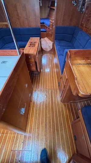 Wasabi Pea Yacht Photos Pics Interior of 2003 J Boats J/46 sailboat with wooden flooring and blue seating.