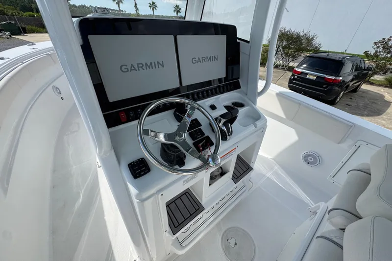  Yacht Photos Pics 2023 Sea Hunt Gamefish 30 Coffin Box boat console with dual Garmin displays.